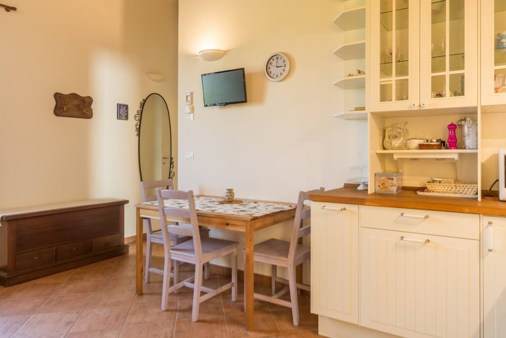 Scorcio cucina e tavolo Mini appartamento (Lavanda)