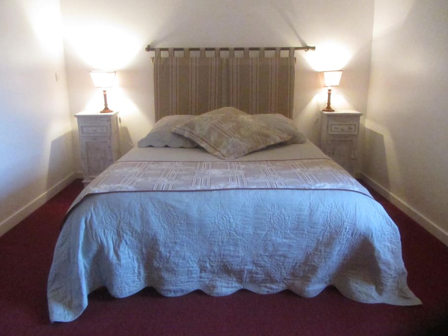 chambre lit double avec armoire penderie