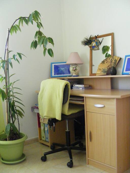 Un coin bureau / ordinateur avec accès à Internet en wifi.