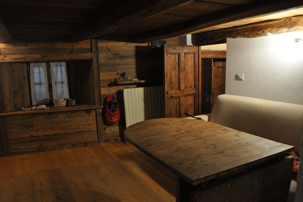 tavolo e divano letto