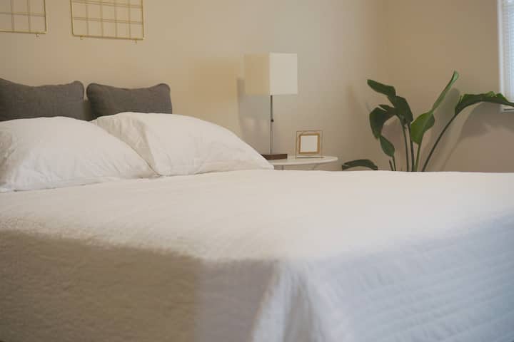 Queen size-säng med 100% bomullssängkläder 