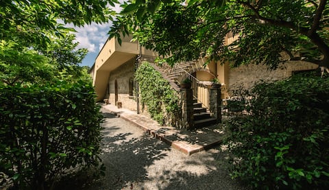 Rustic apartment with triple bedroom and swimming pool!