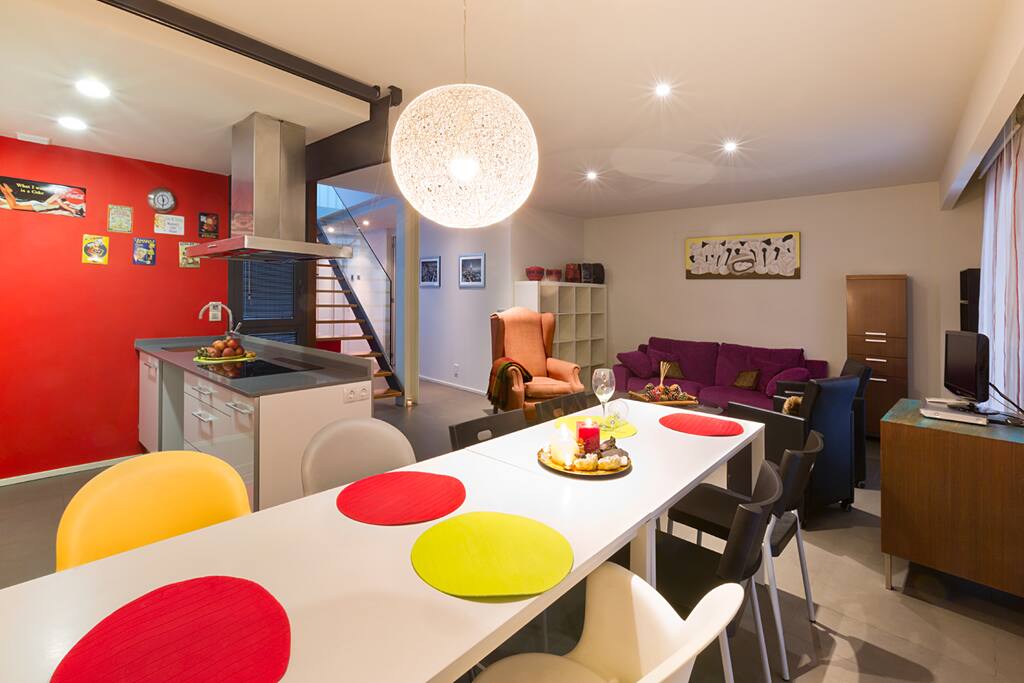 Amplia zona de estar para disfrutar de las reuniones en grupo a la mesa.
