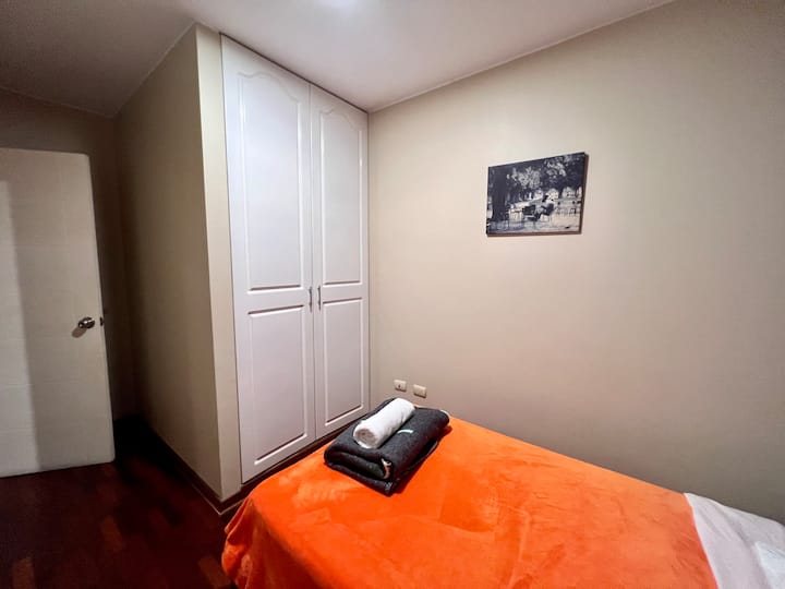 第三间客房配备双人床（单人床） ，带宽角度的衣柜，可欣赏整个房间。