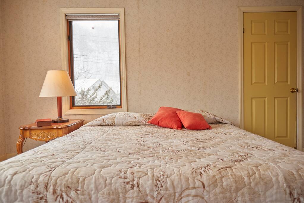 ベッドタイプのお部屋になります。広々しており開放的な部屋です。
