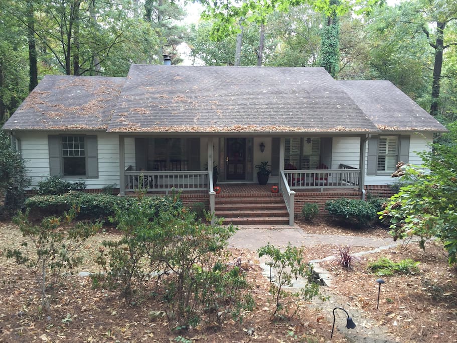 Comfy Cottage tucked away under a canopy of greenery
