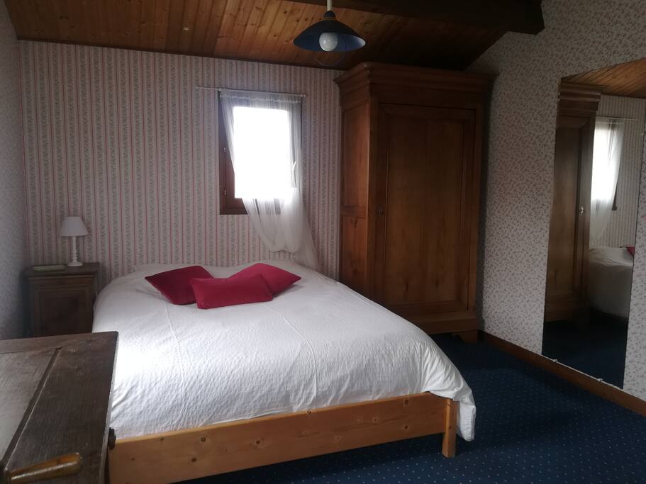Chambre de 14m², claire avec 3 ouvertures, lit de 160x200cm, literie récente et confortable.