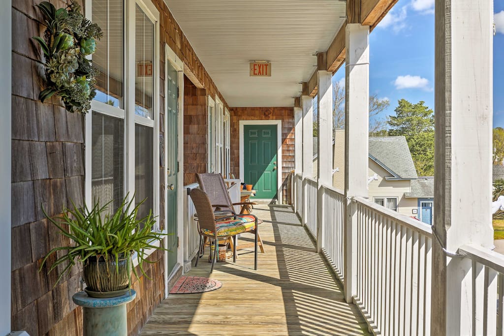 The Manteo studio apt. is great for 2 and is within walking distance of the bay.