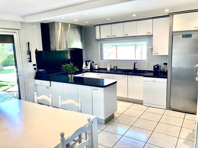 Villa con piscina muy cerca de San Sebastián gallery image 4