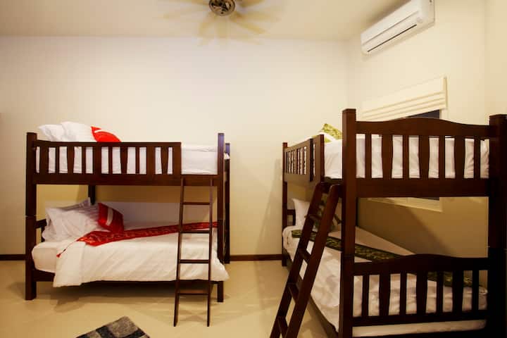 9号卧室-现在有1米宽单人床和双层床