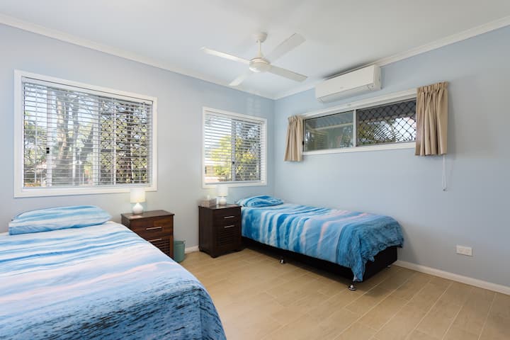 Chumba cha kulala cha mbele 'Chumba cha mwamba' kina vitanda 2 vya ziada vya muda mrefu vya mtu mmoja