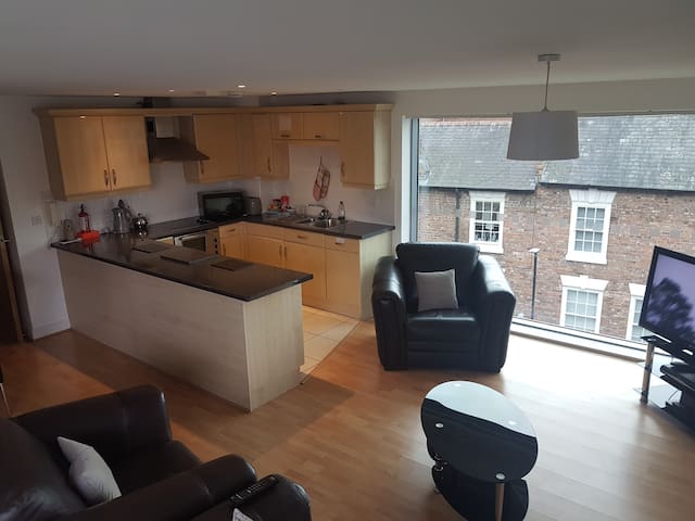 Short walk to Chester shopping/restaurants/bars