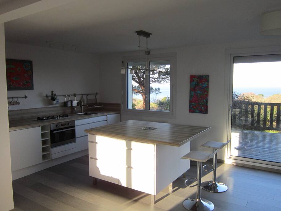 Cuisine et terrasse vue sur mer