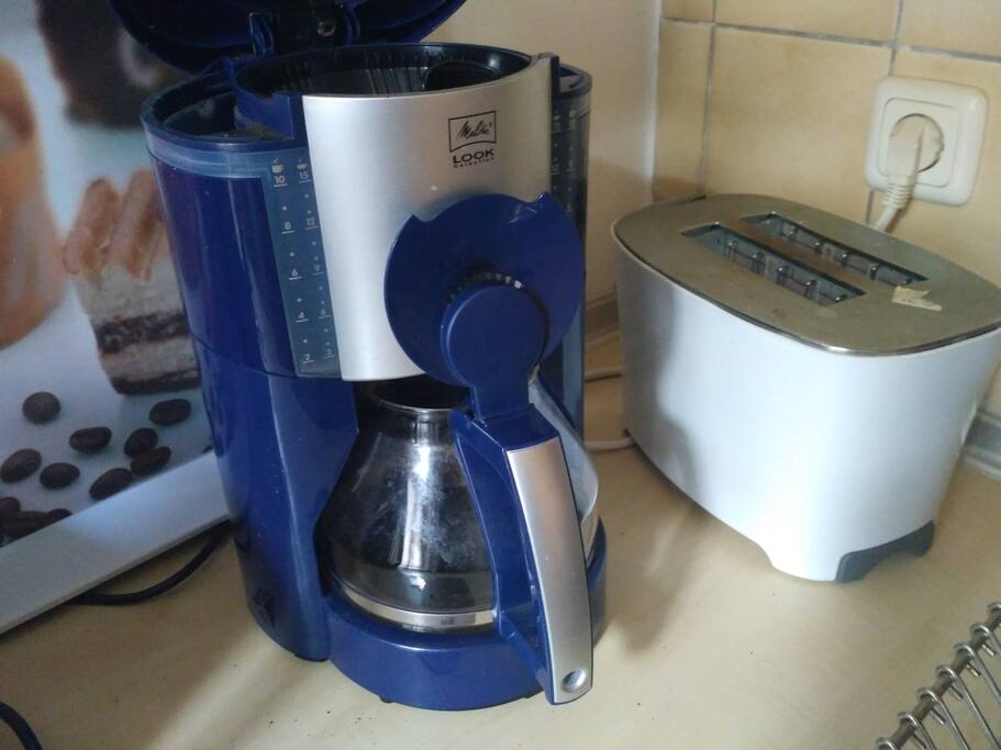 Kaffeemaschine (Kaffee steht immer bereit!) und Toaster.