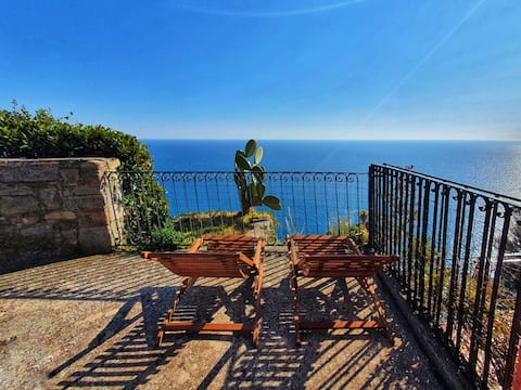 Outstanding sea view with garden and chimney