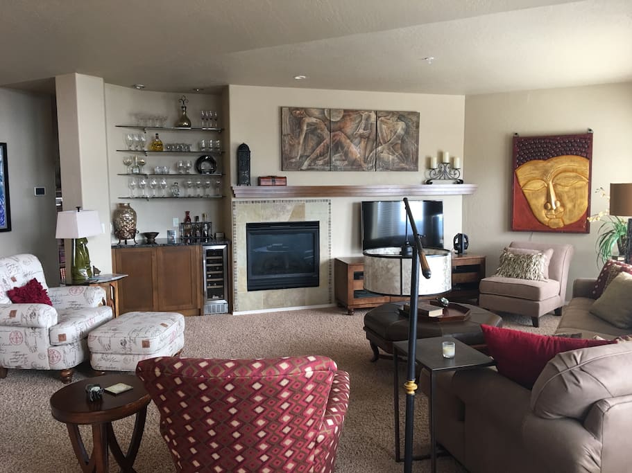 Living area, come space.