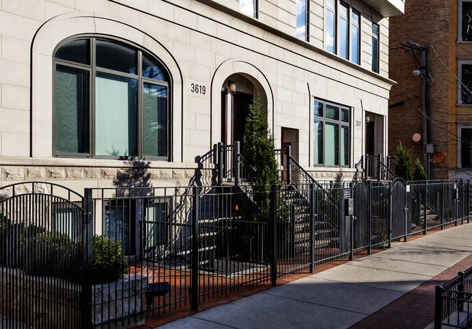 4 Bedroom with Pool Table steps from Wrigley gallery image 5