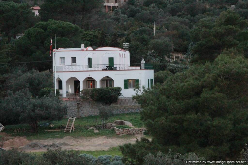 La villa vista dalla stradina