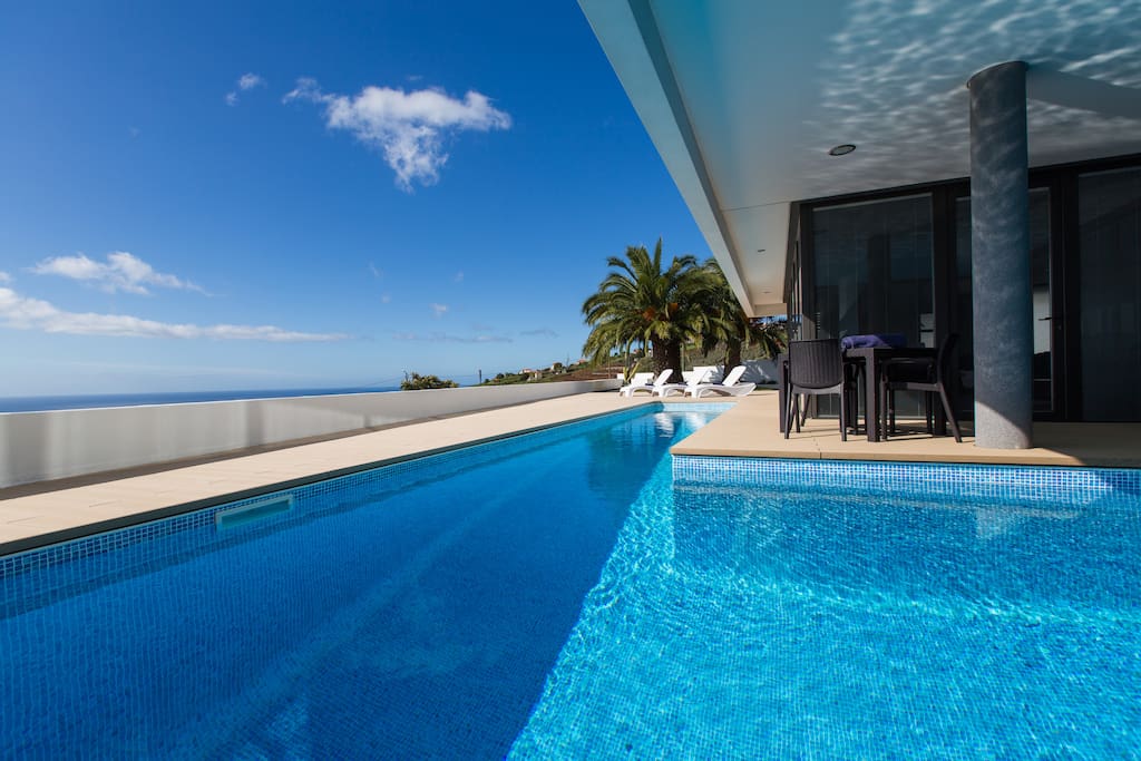 swimming pool with sea view and private.