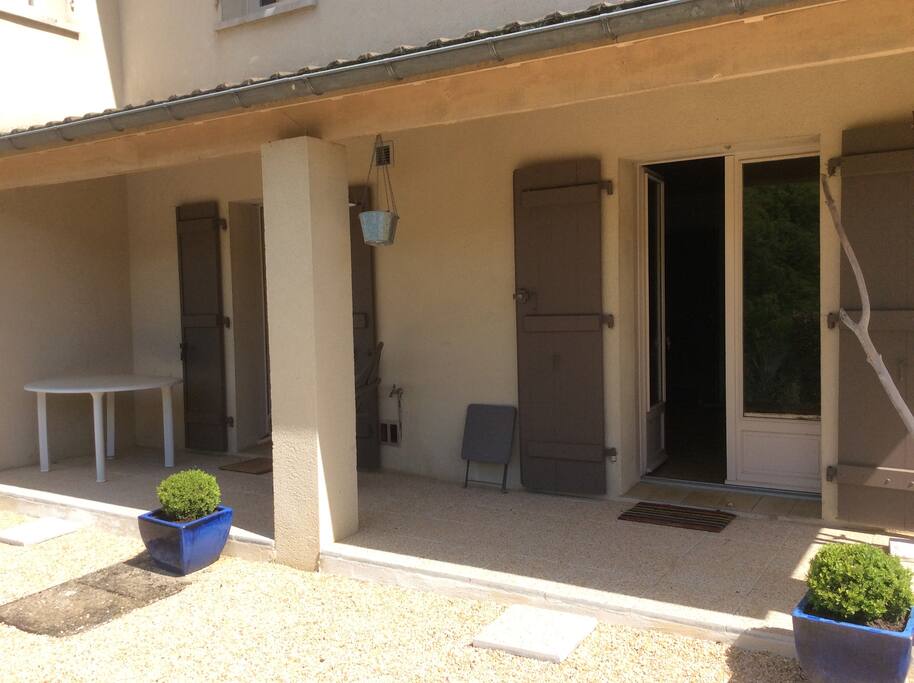 Terrasse permettant de déjeuner dehors et entrée de l'appartement