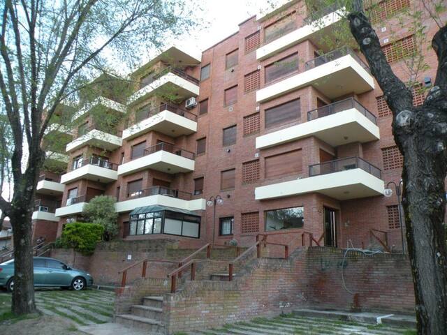 DEPARTAMENTO MODERNO, LUMINOSO FRENTE AL GOLF