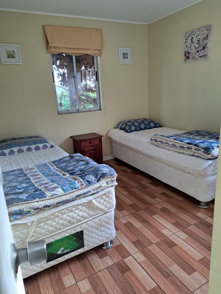 Dormitorio con 2 camas singles