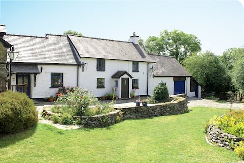 Henfaes Isaf, Tranquil Farmhouse near Snowdonia