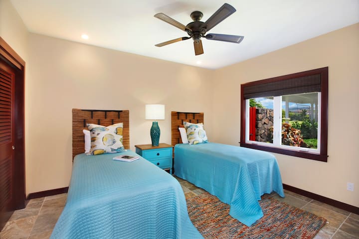 Druhá spálňa pre hostí ponúka dve samostatné postele, ktoré sa dajú premeniť na manželskú posteľ veľkosti King, vďaka čomu je ideálna pre rodiny alebo priateľov.