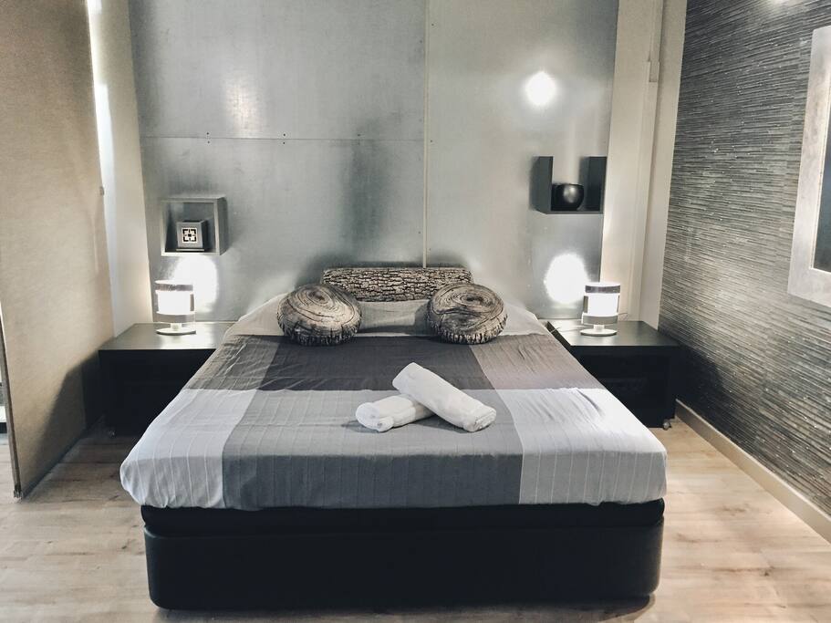Espacio de descanso con cama grande.