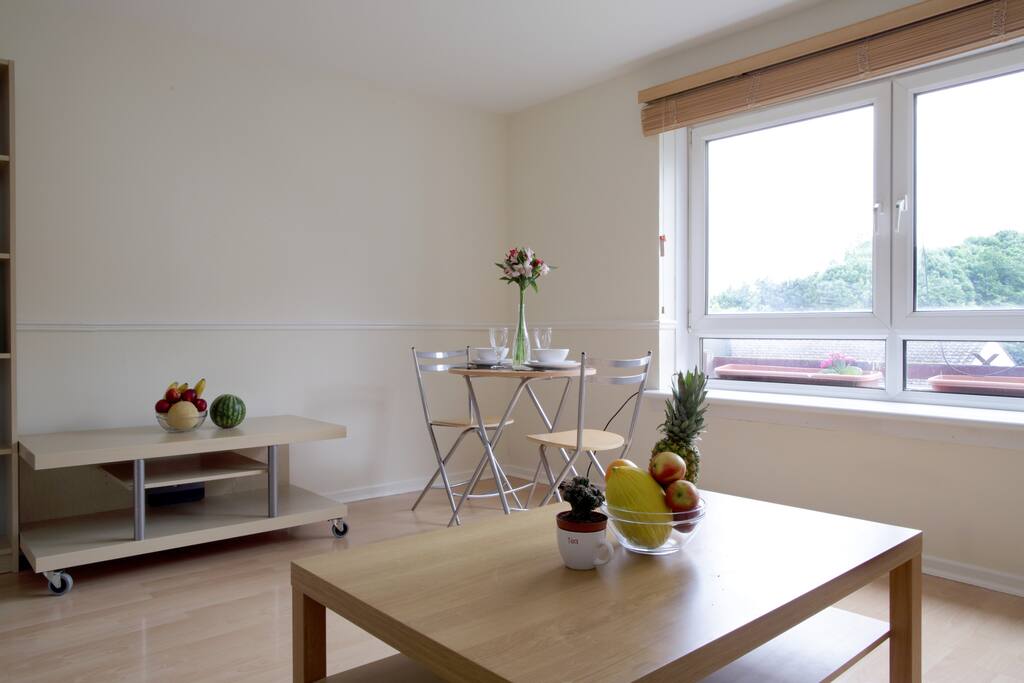 Living room, table
