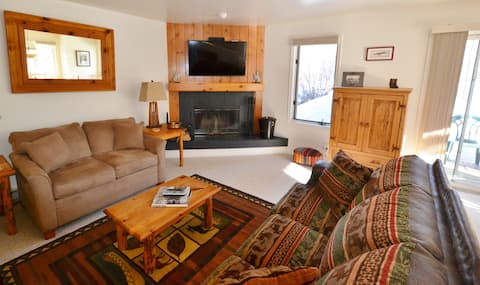 Popular Airbnb listing: Upgraded King Bed End Unit - Newest in The Aspens! in Moose Wilson Road