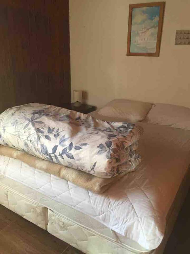 Camera 1, letto matrimoniale.