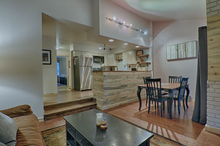 Beautiful 2 bed 2 bath: Close walk to town & mtn!