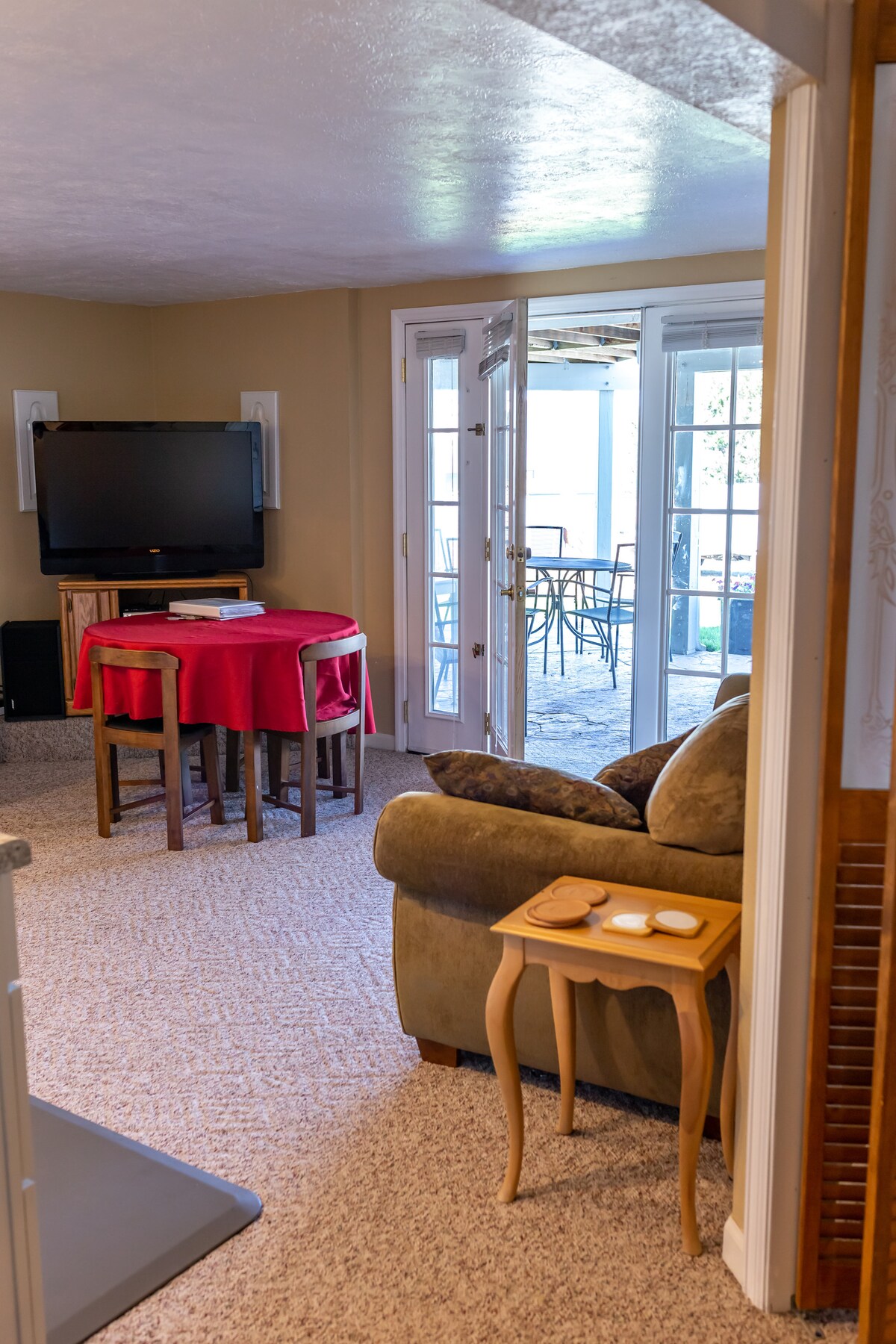 Მისაღებ ოთახს/სრულ სამზარეულოს აქვს კვების ობიექტი და დასაჯდომი ადგილი დიდი ბრტყელეკრანიანი ტელევიზორის საყურებლად.  Ფრანგული კარები ღიაა ცალკე პატიოსათვის.
