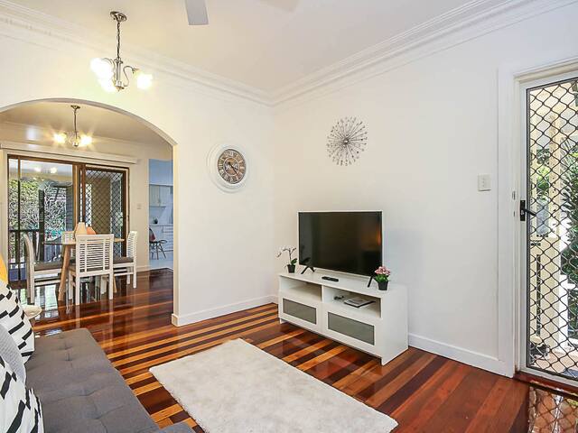 4BR Peaceful Home – 6 Min South Bank & 10 Min City gallery image 3