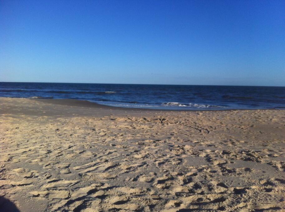 La playa es tranquila y poco transitada se puede bajar con mascotas