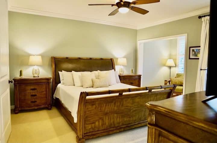 Karibu kwenye chumba chako cha kulala cha bwana na vitanda vizuri sana vya King na lanai ya kibinafsi. Kuna nook na dawati la kufanya kazi ili kutunza biashara wakati wa Kauai. Vivuli vyeusi kwenye madirisha na pazia la kuzuia giza kwenye milango ya lanai.