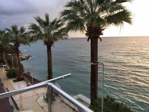 yüzme havuzlu , denize sıfır yazlık