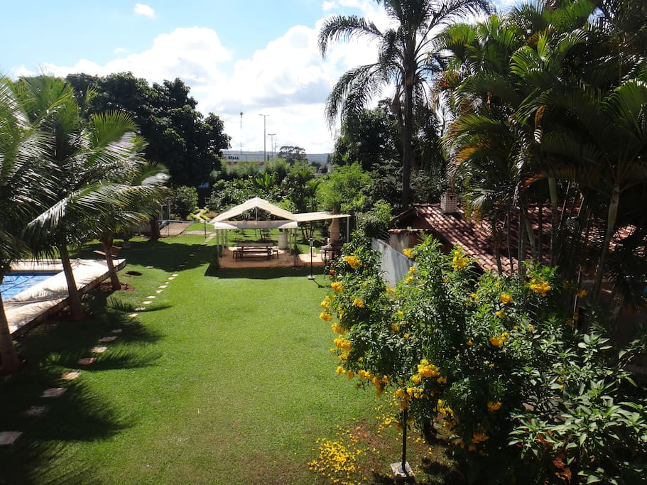 Área da piscina aquecida com jardim