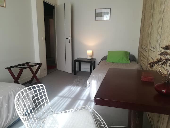 Chumba cha ghorofa ya chini, vitanda 2 vya mtu mmoja