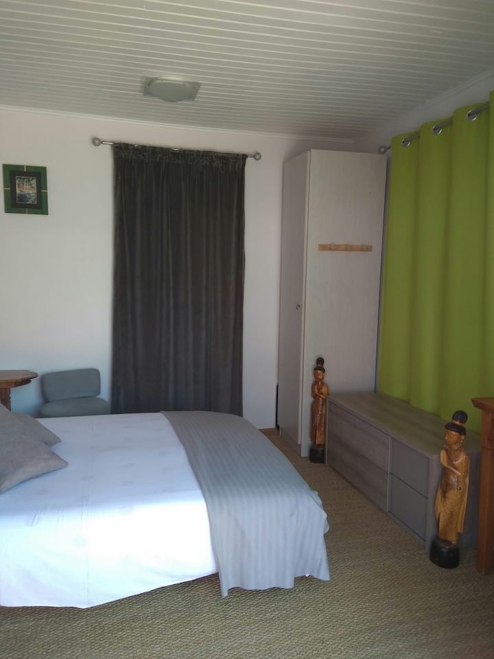 Фотографија од собата, направена од терасата.