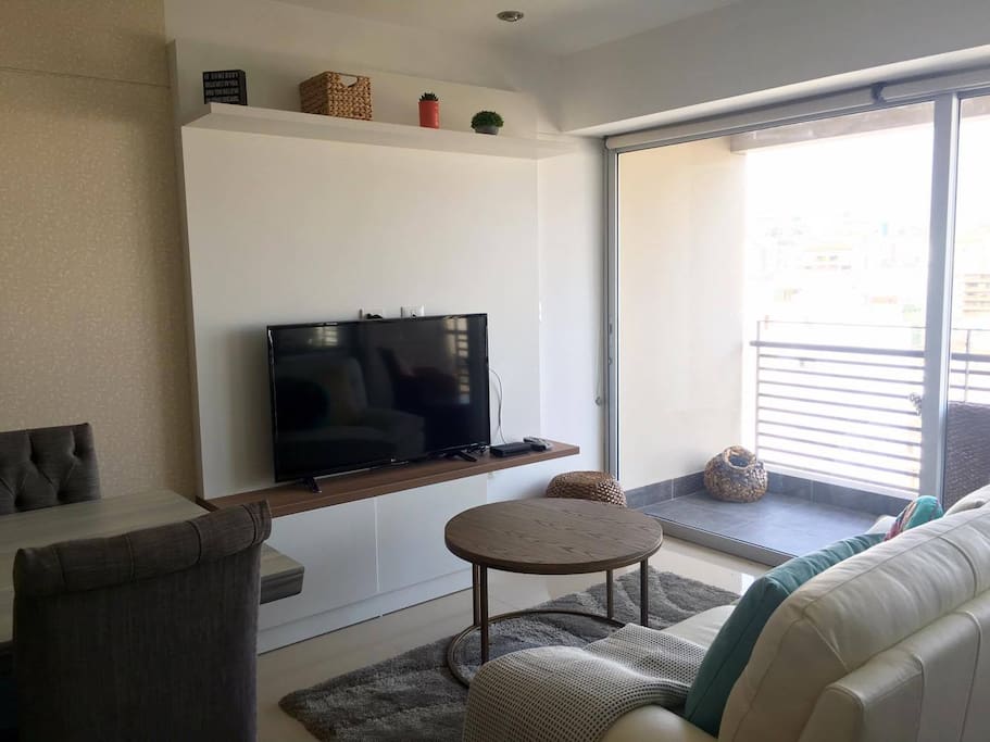 Living room with TV / Sala con TV