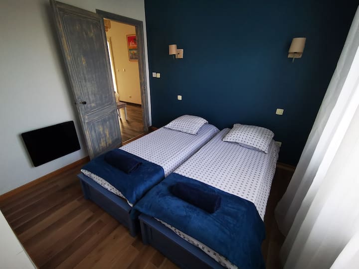 Საძინებელი 2,  მაღალი ზღვა, 2 საწოლით 80x190-ში, რომელიც შეიძლება იყოს 160 × 190 საწოლი. Საგარდერობო ოთახი თქვენი ბარგისთვის. 