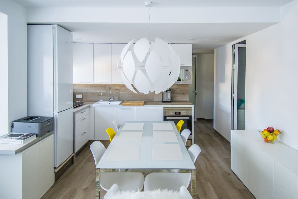 dining area, kitchen
