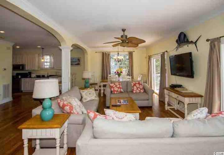 Familiekamer/eethoek met 2 schuifregelaars naar het dek