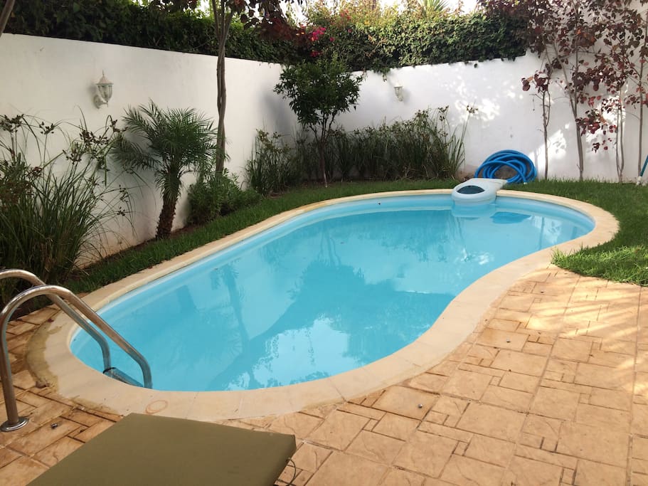 Piscine privative régulièrement entretenue, utilisable toute l'année avec bâche de sécurité pour les enfants