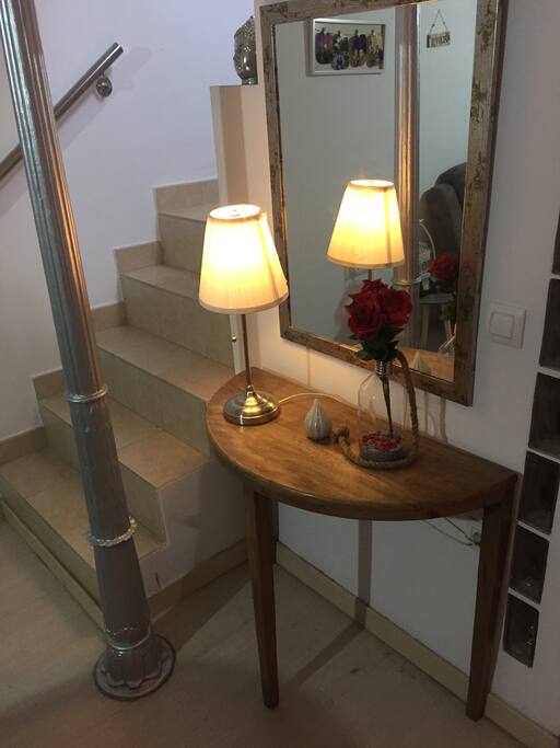 Casa situada en pleno centro ciudad , donde tendrás todo a mano, con numerosas ventajas , así como características que dispone.
Preciosa recepción del adosado con todo nuevo...