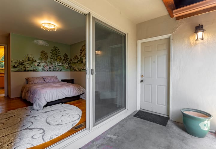 Спалнята в кафене е близо до кухнята (както се вижда вляво) и има собствена плъзгаща се стъклена врата, водеща до терасата.  Тази спалня е декорирана с стенна стенопис, изобразяваща плантацията Ортън, разположена в Уилингтън, Северна Каролина.