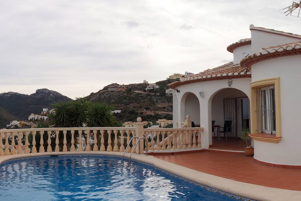 piscine et terrasse principale