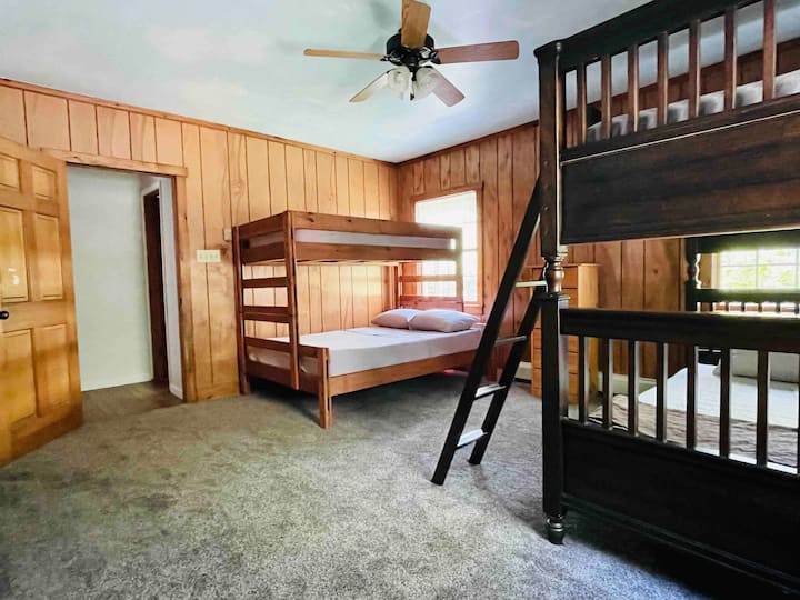 双层房设有四张单人床和一张全尺寸床。 这里还有玩具、书籍和儿童游戏。